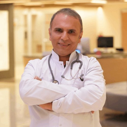 Dr. Behruz Uysal, especialista principal en trasplante capilar de ESTEPERA en Estambul, con bata blanca y fonendoscopio